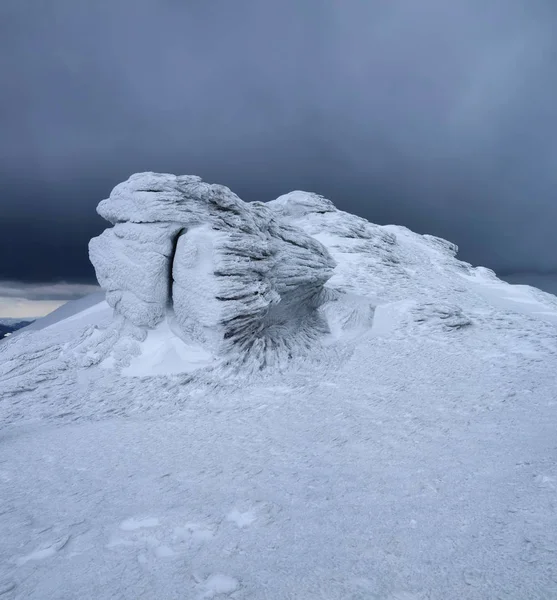 Skały Mrożone Ciekawymi Teksturowanej Mróz Śnieg Jak Gdyby Jest Gigantem — Zdjęcie stockowe