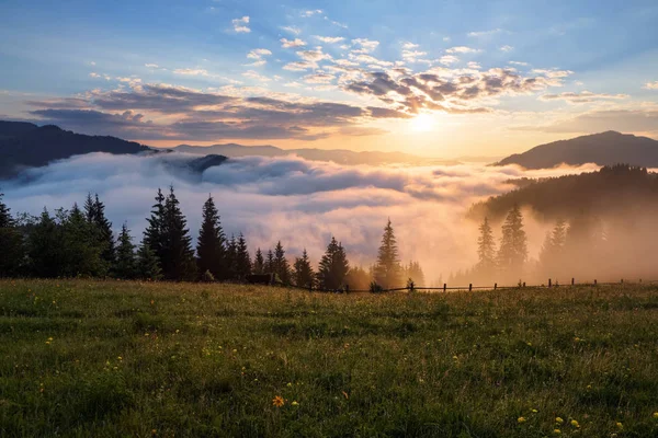 Berglandschap Zonsopgang Wolken Dichte Mist Met Mooi Zacht Licht Het — Stockfoto