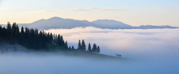 Góry Krajobraz Wschód Słońca Chmurach Gęsta Mgła Ładne Miękkie Światło — Zdjęcie stockowe