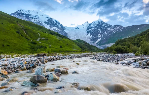 Vanaf Rivier Opent Oever Bedekt Met Stenen Uitzicht Fantastische Gletsjer — Stockfoto