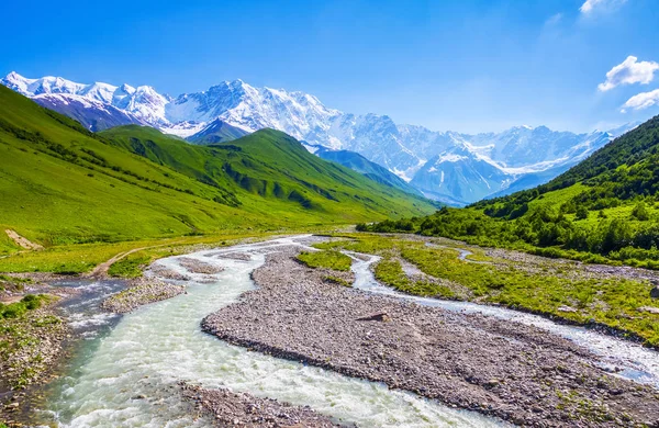 Nehirden Shore Taşlar Ile Kaplı Fantastik Buzul Dik Kayalık Dağlar — Stok fotoğraf