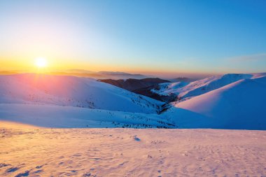 Harika manzaralar yüksek dağlarda kar ve soğuk kış günü bir gündoğumu. İlginç formları ve birimler oluşturulan kar taneleri donmuş. Güzel kış arka plan.