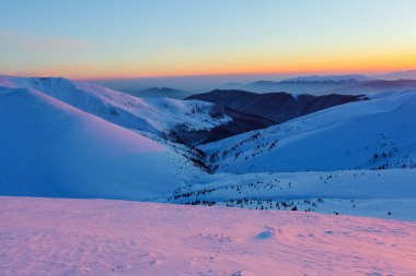 Kar ve buz üzerinde mavi gökyüzü mavi gölge düşer, dağ zirveleri kaplı. Soğuk günler, muhteşem kış sahne. Konuma yerleştirin Karpat Milli Parkı, Ukrayna, Europe.