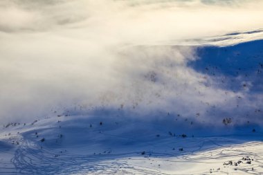 Sis dağlarda. Sabah ışıkları. Fantastik kış manzarası. Texturally donmuş kar. İlginç formları ve birimler oluşturulan kar taneleri dondurulmuş