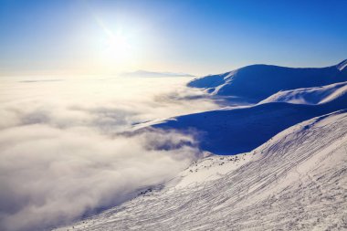 Soğuk kış günü kar, yoğun dokulu yüksek dağlarda siste ile muhteşem sahne. Kış manzara sis. Kış dokulu arka plan. 