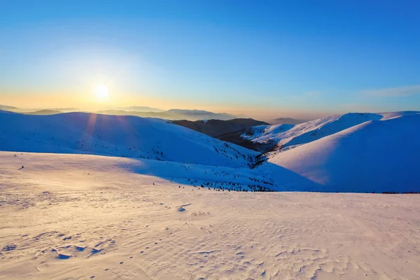 山の峰は雪と氷 青い影 青い空を背景に落ちるで覆われています 冷ややかな日 豪華な冬景色 カルパティア国立公園 ウクライナ ヨーロッパを設置します — ストック写真