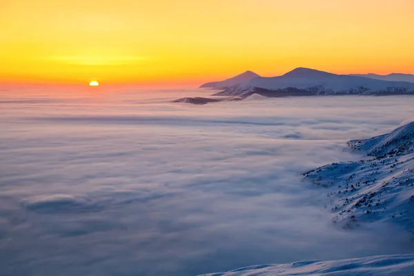 Fantástico Paisaje Con Las Altas Montañas Nieve Densa Niebla Texturizada —  Fotos de Stock