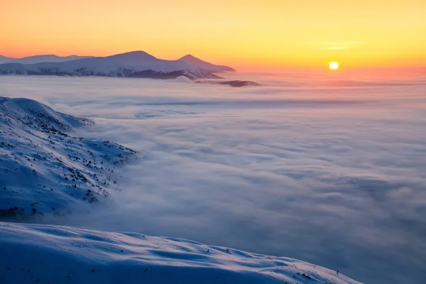 Fantástico Paisaje Con Las Altas Montañas Nieve Densa Niebla Texturizada —  Fotos de Stock