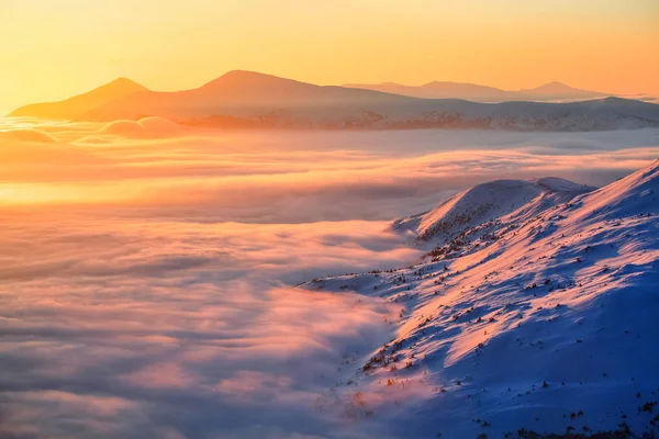 Fantástico Paisaje Con Las Altas Montañas Nieve Densa Niebla Texturizada —  Fotos de Stock