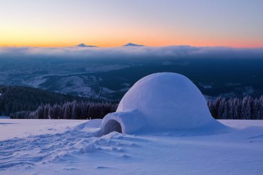 Harika büyük beyaz karlı kulübe, Eskimo evi izole turist yüksek dağdan uzaklara insan gözü üzerinde duruyor. Güzel kış manzarası.