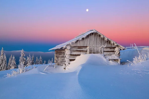 Vieja Choza Madera Grandes Avalanchas Nieve Antecedentes Las Altas Montañas — Foto de Stock