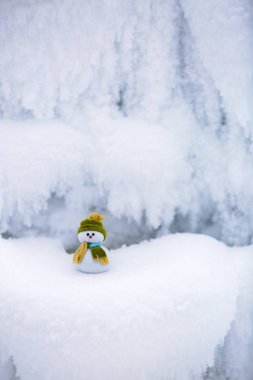 Fairytale karakter kardan adam şapka ve atkı hill yakınındaki büyüleyici kabarık kar üzerinde duran ve oralarda dokulu desenler donduruldu. 