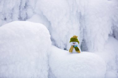 Garip dokular, formlar ve kar taneleri inanılmaz, güzel, ilginç beyaz kar buz ve tüm bu güzellikler arasında küçük bir kardan adam bir şapka ve atkı yoktur.