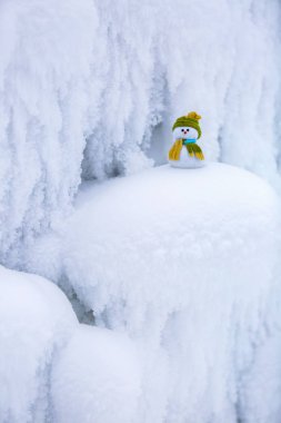 Garip dokular, formlar ve kar taneleri inanılmaz, güzel, ilginç beyaz kar buz ve tüm bu güzellikler arasında küçük bir kardan adam bir şapka ve atkı yoktur.