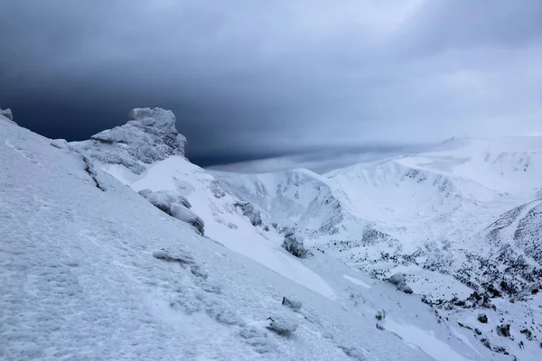 岩石结冰 有趣的质感霜和雪 仿佛它是一个巨人在童话世界 美丽的风景与高山 雾和阴暗的神秘天空 地点喀尔巴阡山 — 图库照片