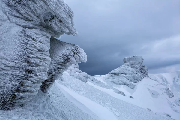 岩石结冰 有趣的质感霜和雪 仿佛它是一个巨人在童话世界 美丽的风景与高山 雾和阴暗的神秘天空 地点喀尔巴阡山 — 图库照片