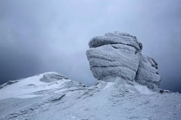 Tajemnicze Fantastyczne Skały Zamrożone Lodu Śniegu Baśnie Dziwne Formy Struktury — Zdjęcie stockowe