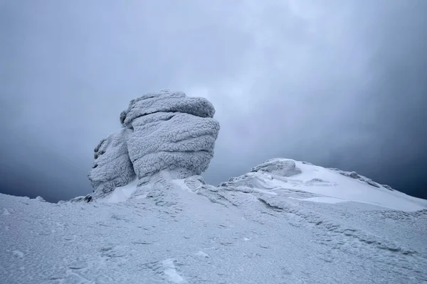Tajemný Fantastický Skály Zmrazené Ledem Sněhem Podivné Pohádky Forem Struktur — Stock fotografie