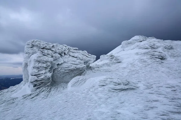 神秘的梦幻般的岩石冻结与冰雪的奇怪童话形式和结构 美丽的风景从草坪到山在雪 有趣的光和雾 神秘的风景 旅游探险时间 — 图库照片