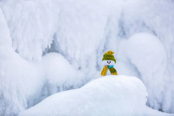 奇妙なテクスチャ フォーム 凍結した白い雪の信じられないほど 美しい 面白い このすべての美しさの中では 帽子やスカーフで小さな雪だるま — ストック写真