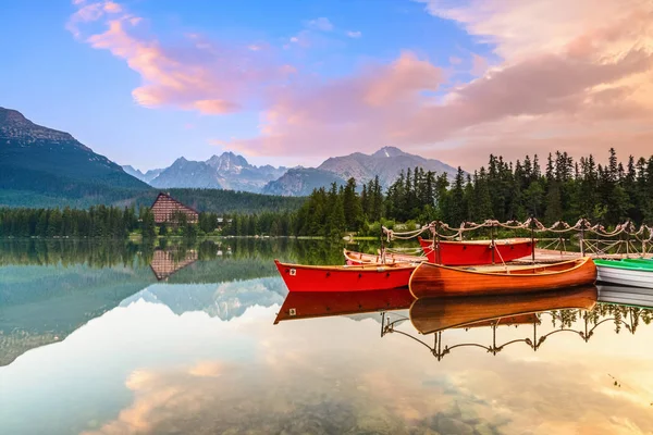 Kırmızı tekne ve Kano bir bahar gününde inanılmaz sihirli Gölü çevresinde güzel yüksek Dağları. Strbske Pleso Gölü, Slovakya, Tatra Dağları.
