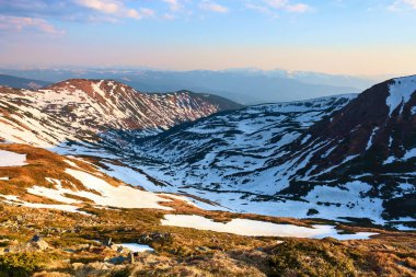 Yüksek dağlarda kar manzara. Çim ve çayır buzlu. Sunrise ufuk aydınlatma. Gökyüzü bulutlu. Turistlerin dinlenme Karpatlar Ukrayna Avrupa yer.
