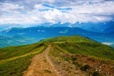 Taşlar ile geniş yoldan görüldü son derece güzel yeşil tepeler olabilir. Üst Svaneti, Georgia, Avrupa. Mutlu bir yaşam tarzı. Güzel evren.   