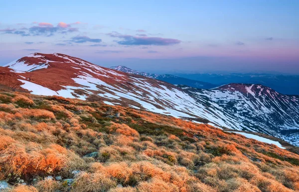 Krajobraz Wysokich Górach Śnieg Trawa Skały Łące Wschód Słońca Jest — Zdjęcie stockowe