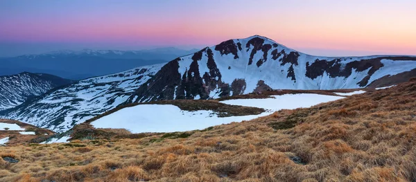 Panoramiczny Widok Wybiera Wysokie Góry Pokryte Śniegiem Łąka Skały Niesamowite — Zdjęcie stockowe