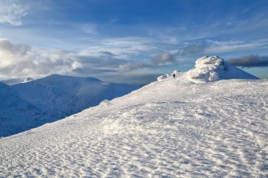Bir adam bir sırt çantası ile yol boyunca gider. Gizemli fantastik donmuş buz ve kar garip fairytales formları ve yapıları ile sallamak. Turistik macera süre.