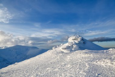 Yüksek dağlar ve mavi gökyüzü. Gizemli fantastik donmuş buz ve kar garip fairytales formları ve yapıları ile sallamak. Şifreli manzara. Karpat Milli Parkı, Chornohirskiy ridge.