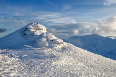 Yüksek dağlar ve mavi gökyüzü. Gizemli fantastik donmuş buz ve kar garip fairytales formları ve yapıları ile sallamak. Şifreli manzara. Karpat Milli Parkı, Chornohirskiy ridge.
