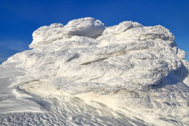 Soğuk Kış güneşli gün. Gizemli, Dağları'nın gizli, Fantastik, dünya. Kar, buz, buz frozed hangi compoze bir bulmaca gibi ilginç şekillerle taş üzerinde muhteşem bir siluet.