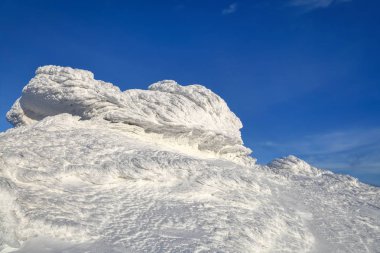 Soğuk Kış güneşli gün. Gizemli, Dağları'nın gizli, Fantastik, dünya. Kar, buz, buz frozed hangi compoze bir bulmaca gibi ilginç şekillerle taş üzerinde muhteşem bir siluet.