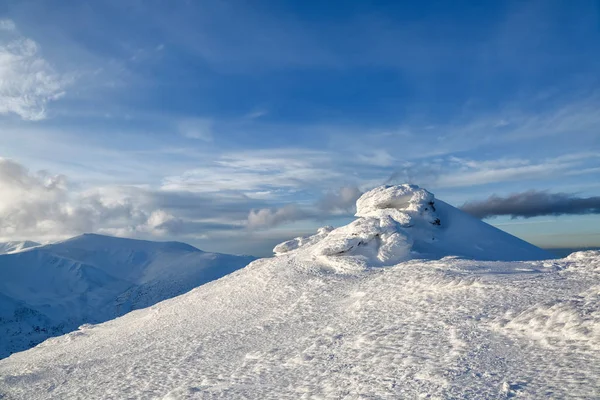 高山和蓝天 神秘的梦幻般的岩石冻结与冰雪的奇怪童话形式和结构 神秘的风景 Chornohirskiy 岭国家公园 — 图库照片