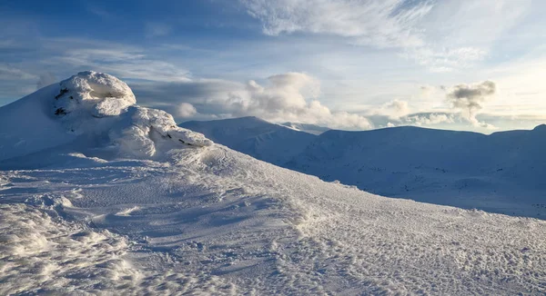 晴朗的一天 美丽的冬日景色 虚幻的 梦幻般的 神秘的 冰冻的质地 冰和雪看起来像大海的波浪 令人难以置信的剪影和形式 — 图库照片