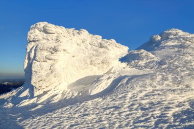 Yüksek dağlar ve mavi gökyüzü. Gizemli fantastik donmuş buz ve kar garip fairytales formları ve yapıları ile sallamak. Şifreli manzara. Turistik macera süre.