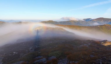 Optik illüzyon Brocken Spectre sabah sis ve mavi gökyüzünde en yüksek dağlar arasında çayırda. Güzel manzara. Konuma yerleştirin Karpatlar Milli Parkı, Ukrayna, Europe.