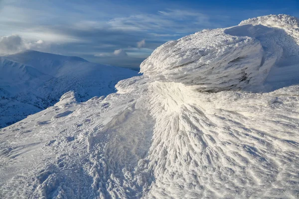 高山和蓝天 神秘的梦幻般的岩石冻结与冰雪的奇怪童话形式和结构 神秘的风景 Chornohirskiy 岭国家公园 — 图库照片