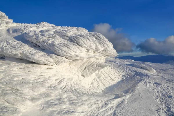 高山和蓝天 神秘的梦幻般的岩石冻结与冰雪的奇怪童话形式和结构 神秘的风景 旅游探险时间 — 图库照片