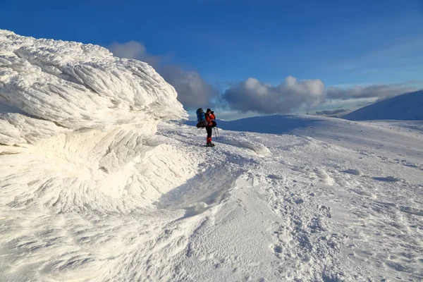 Panoramy Śniegu Ograniczona Górami Teksturą Mrożone Mistyczne Fantazyjne Kształcie Kamienie — Zdjęcie stockowe
