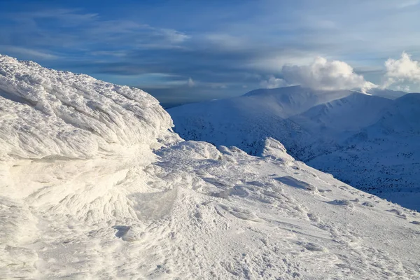 Słoneczny Dzień Zimy Tajemnicze Tajne Fantastyczne Świat Gór Śnieg Mróz — Zdjęcie stockowe
