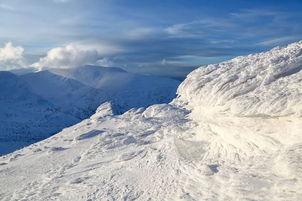 高山と青い空 神秘的な奇岩が不思議な童話の形態と構造の雪と氷で凍結します 不可解な風景 観光の冒険のための時間 — ストック写真