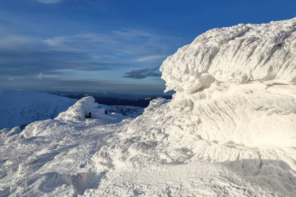 高山と青い空 神秘的な奇岩が不思議な童話の形態と構造の雪と氷で凍結します 不可解な風景 観光の冒険のための時間 — ストック写真