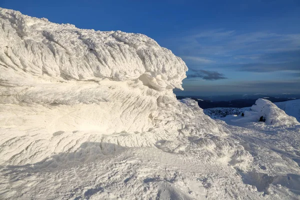 高山和蓝天 神秘的梦幻般的岩石冻结与冰雪的奇怪童话形式和结构 神秘的风景 旅游探险时间 — 图库照片