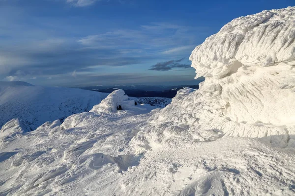 高山と青い空 神秘的な奇岩が不思議な童話の形態と構造の雪と氷で凍結します 不可解な風景 観光の冒険のための時間 — ストック写真