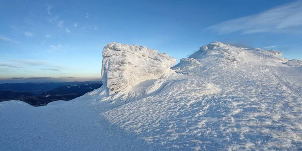 高山と青い空 神秘的な奇岩が不思議な童話の形態と構造の雪と氷で凍結します 不可解な風景 観光の冒険のための時間 — ストック写真