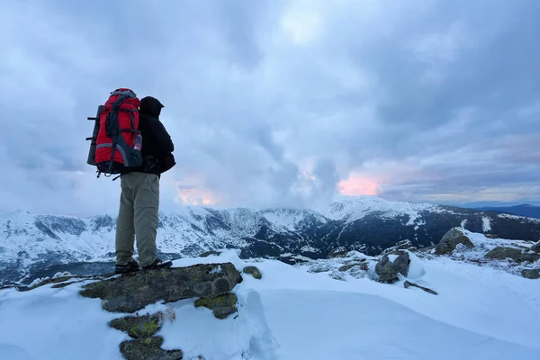 Ein Tourist Mit Rucksack Steht Auf Einem Grauen Stein Und — Stockfoto