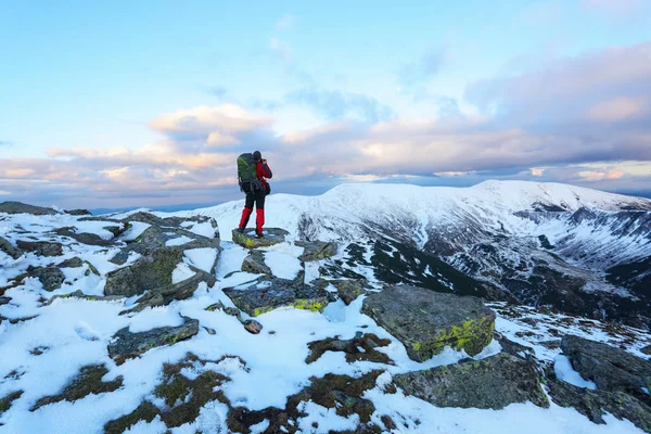 Ein Sportler Mit Großem Rucksack Und Reisestöcken Steht Auf Einem — Stockfoto