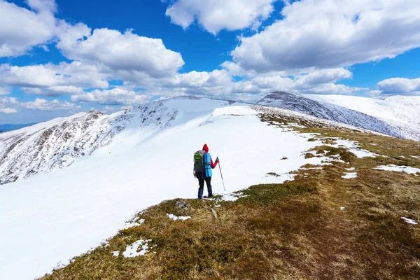 Schöne Sportlerin Mit Rotem Hut Und Jacke Geht Durch Die — Stockfoto